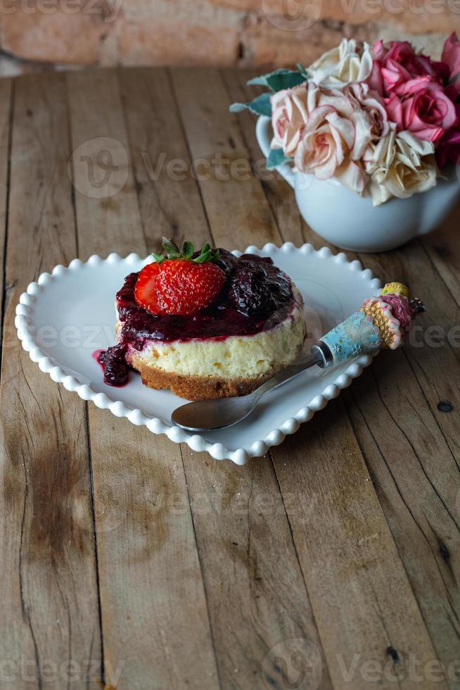 cheesecake met aardbeien foto