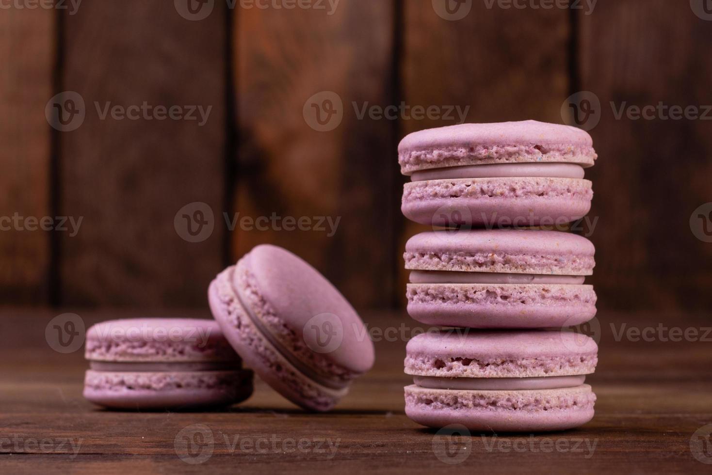 mooie roze smakelijke bitterkoekjes op een betonnen ondergrond foto