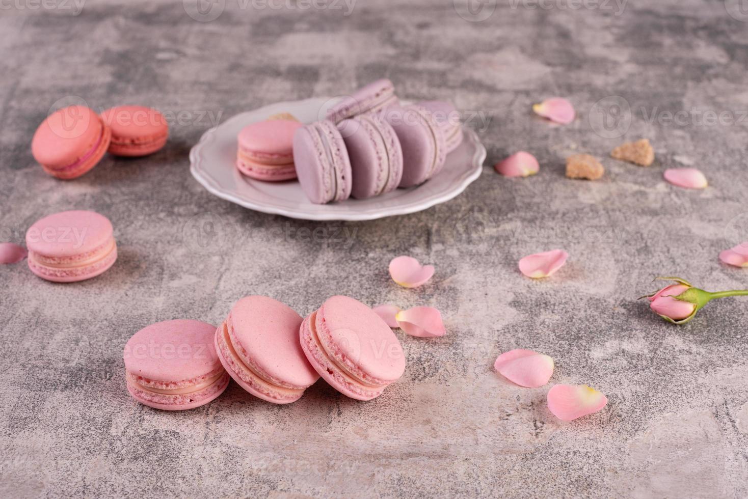 mooie roze smakelijke bitterkoekjes op een betonnen ondergrond foto