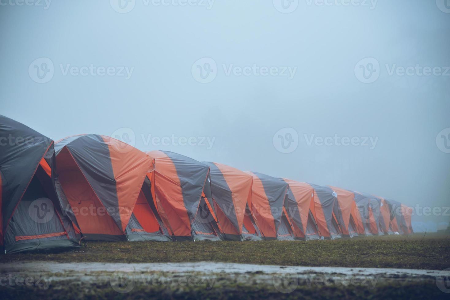 kamperen op de berg. in de atmosfeer regen vallen hebben mist naar beneden. Thailand foto