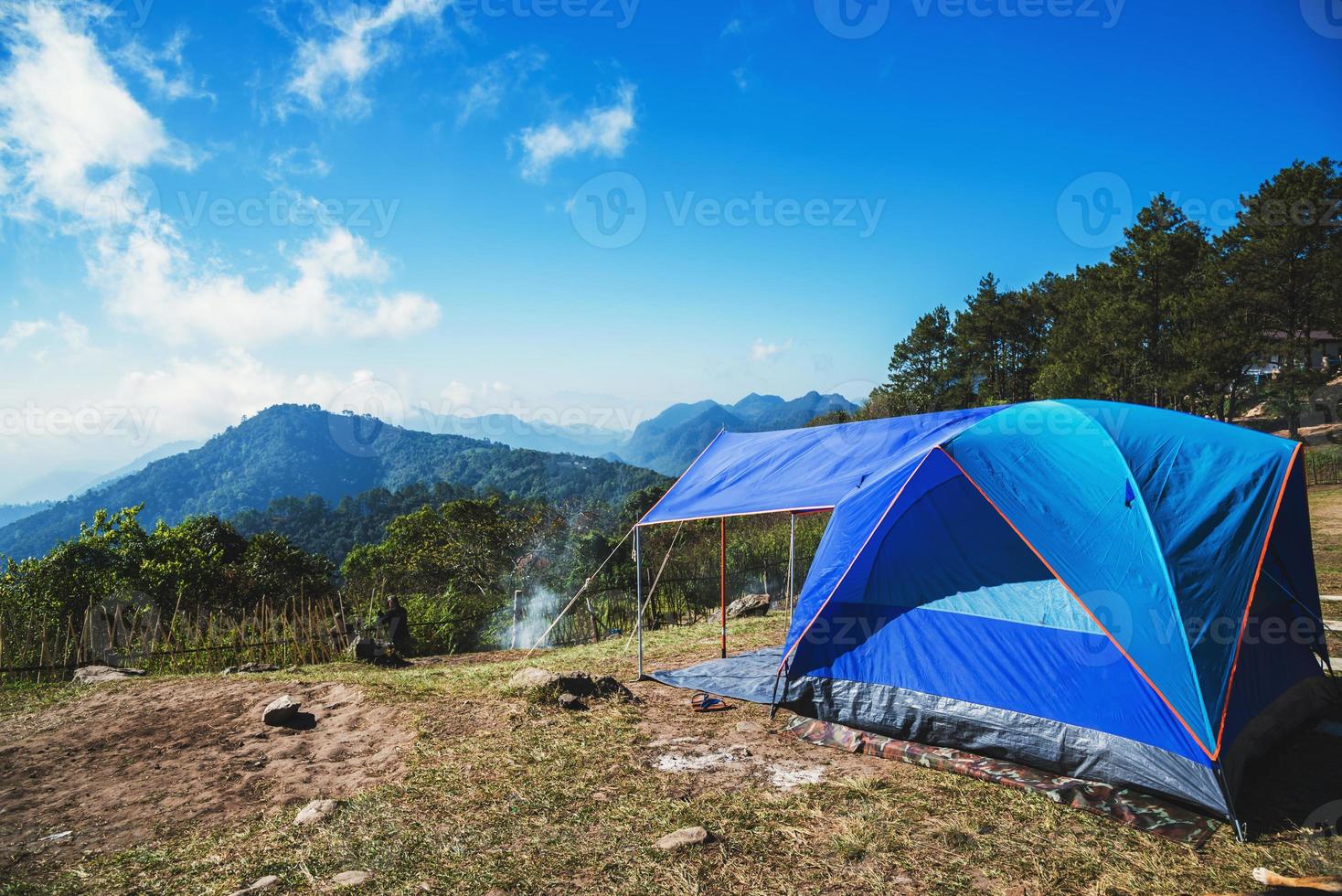 reizen ontspannen in de vakantie. kamperen op de berg. Thailand foto