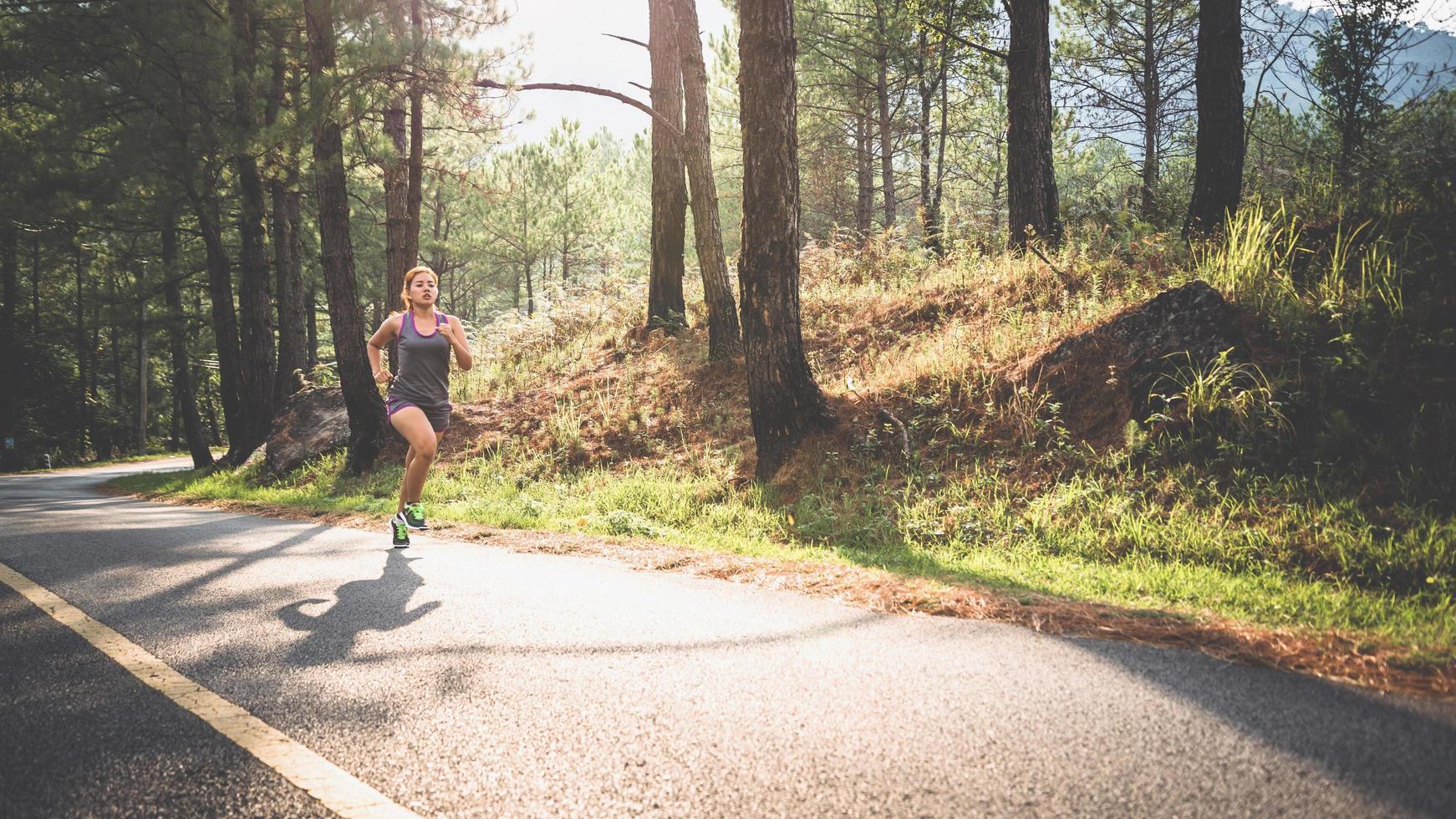 vrouwen joggen op het natuurpad in het park foto