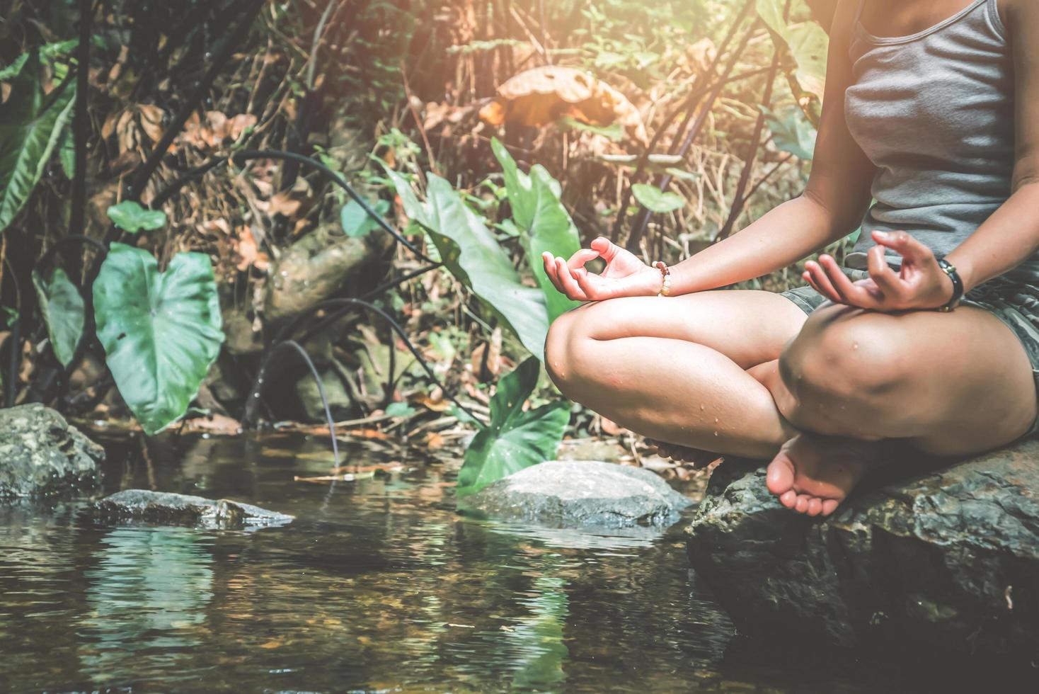 vrouw Azië reizigers reizen natuur bossen waterval. mediteer op yoga foto