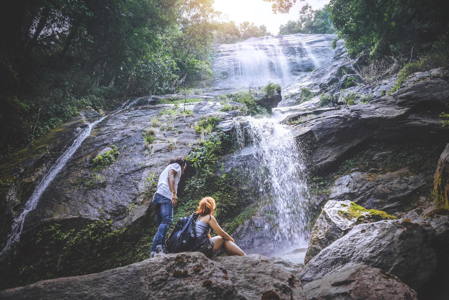 man en vrouw reizen. mannelijke en vrouwelijke stellen Azië reizigers reizen natuur bossen, bergen, watervallen foto
