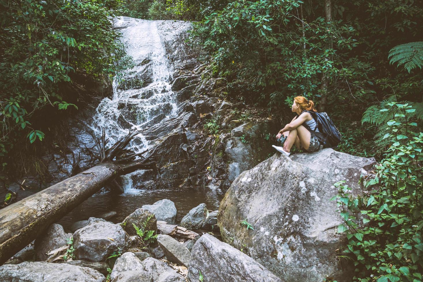 vrouw Azië reizigers reizen natuur bossen, bergen, watervallen foto