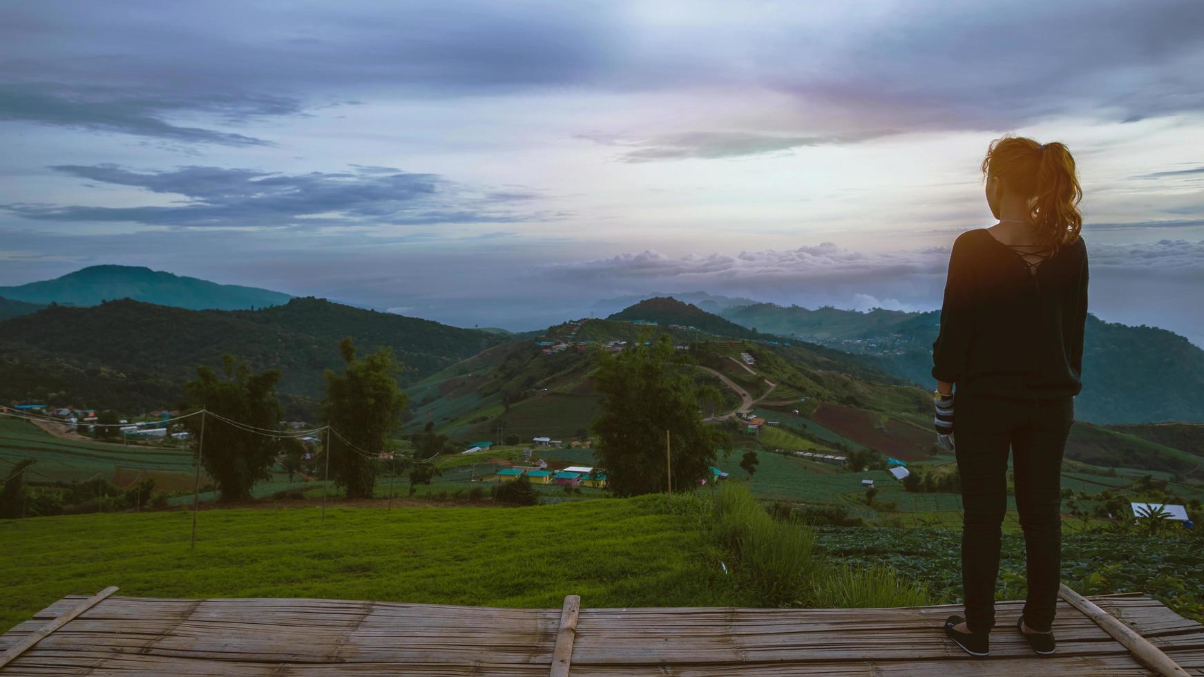 aziatische vrouwen reizen slaap ontspannen. ochtend sfeer natuur bossen, bergen. phu thap buek thailand foto