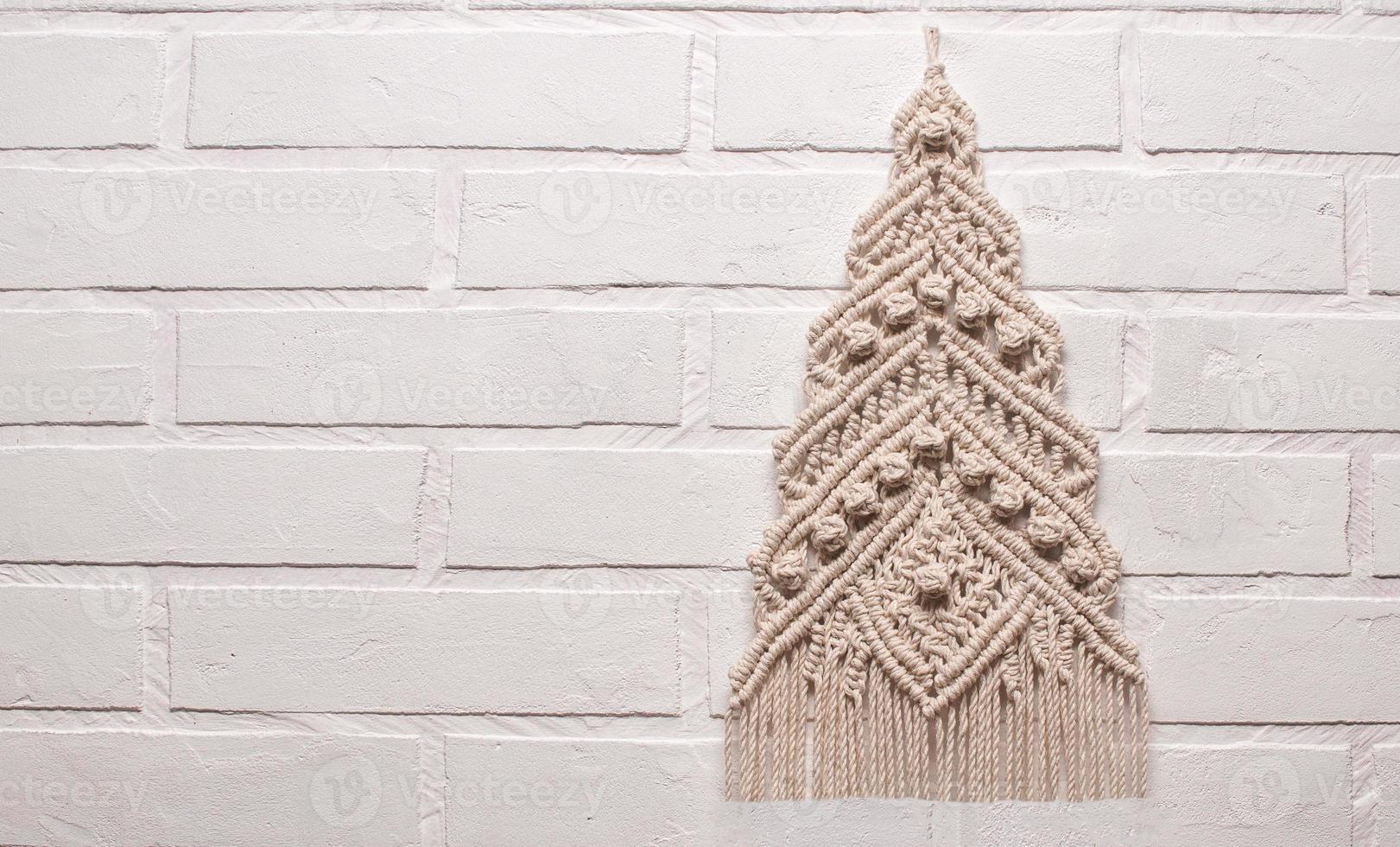 kerstboom ornament macramé van witte natuurlijke katoenen draden op een witte achtergrond foto