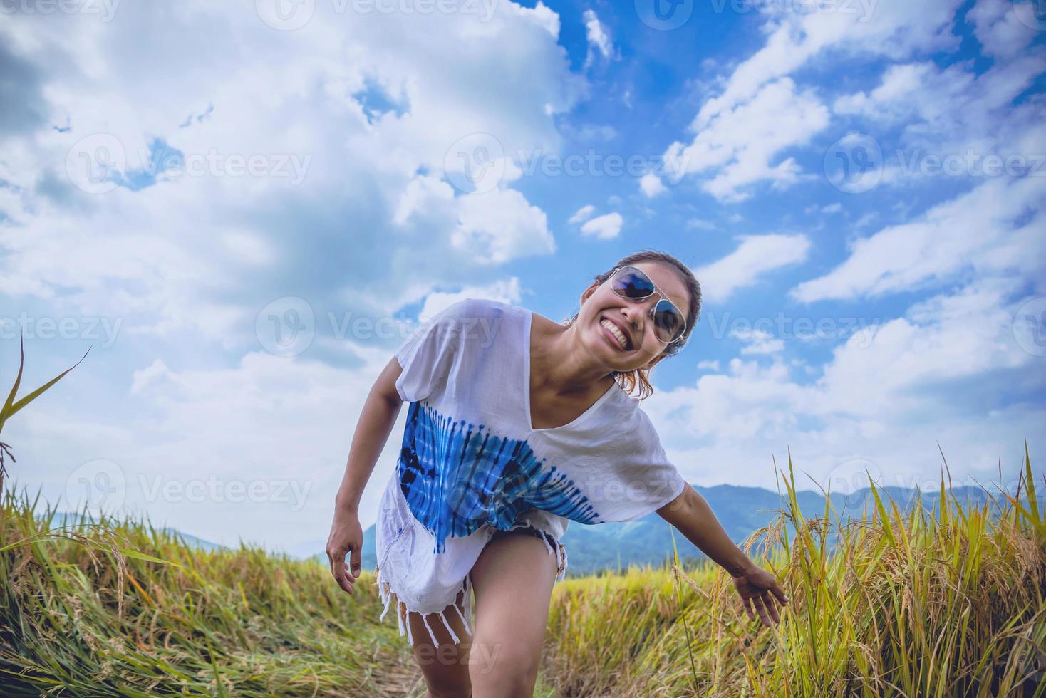 aziatische vrouwen reizen ontspannen in de vakantie. staan natuurlijke touch bergveld. Thailand foto