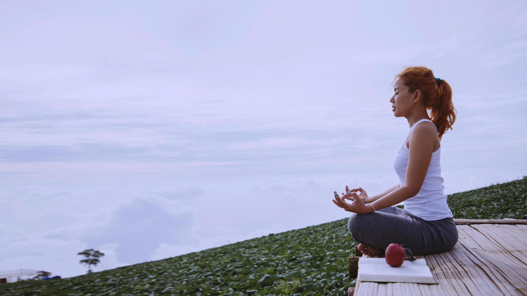 vrouw Azië reizigers reizen. spelen als yoga. phetchabun phutubberg thailand foto