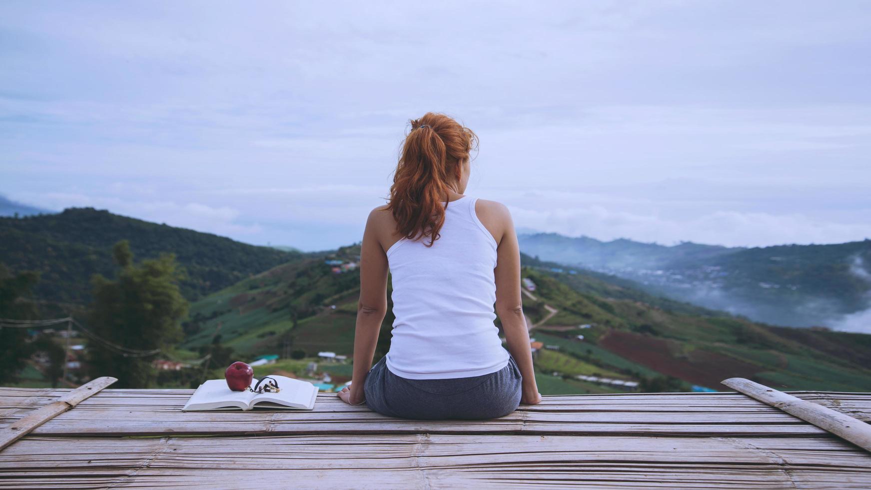 vrouw Azië reizigers reizen. zie de sfeer in de ochtend.. phetchabun phutubberg thailand foto