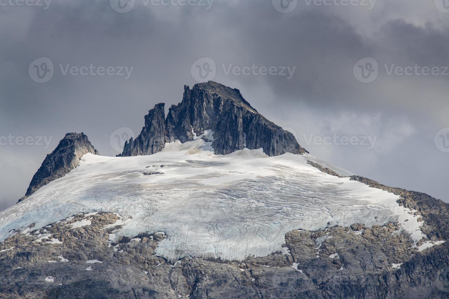 ruige piek dichtbij dawes gletsjer, alaska foto