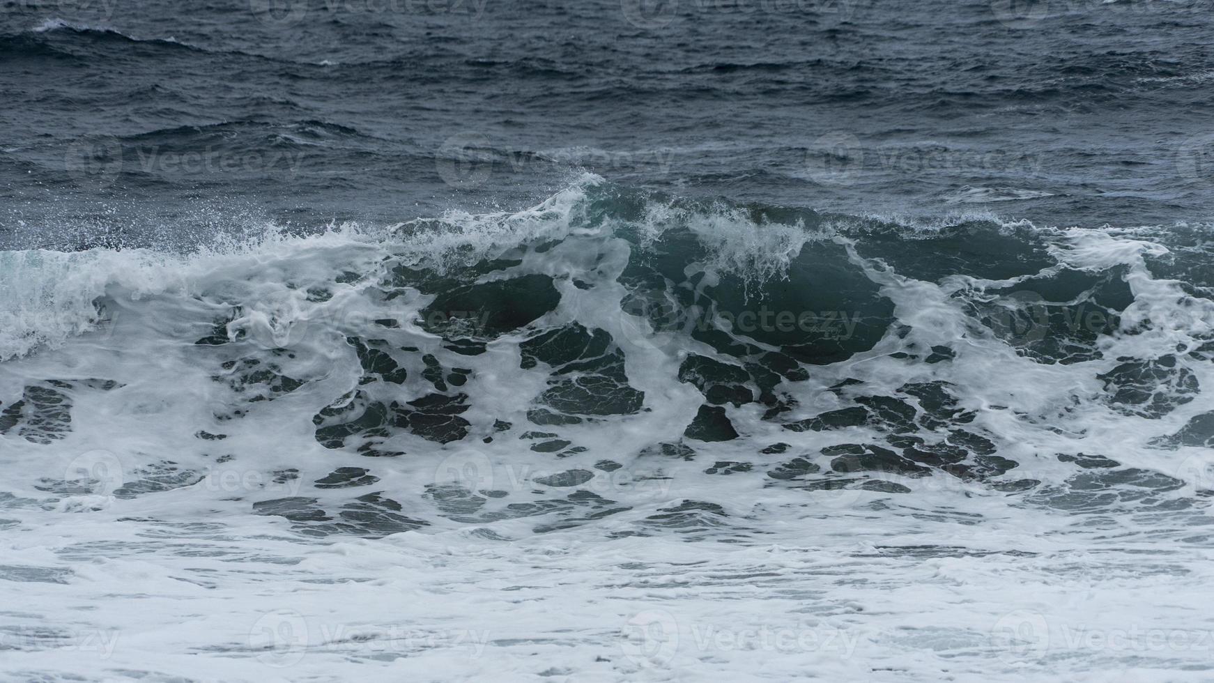 atlantische golven op de Canarische eilanden foto