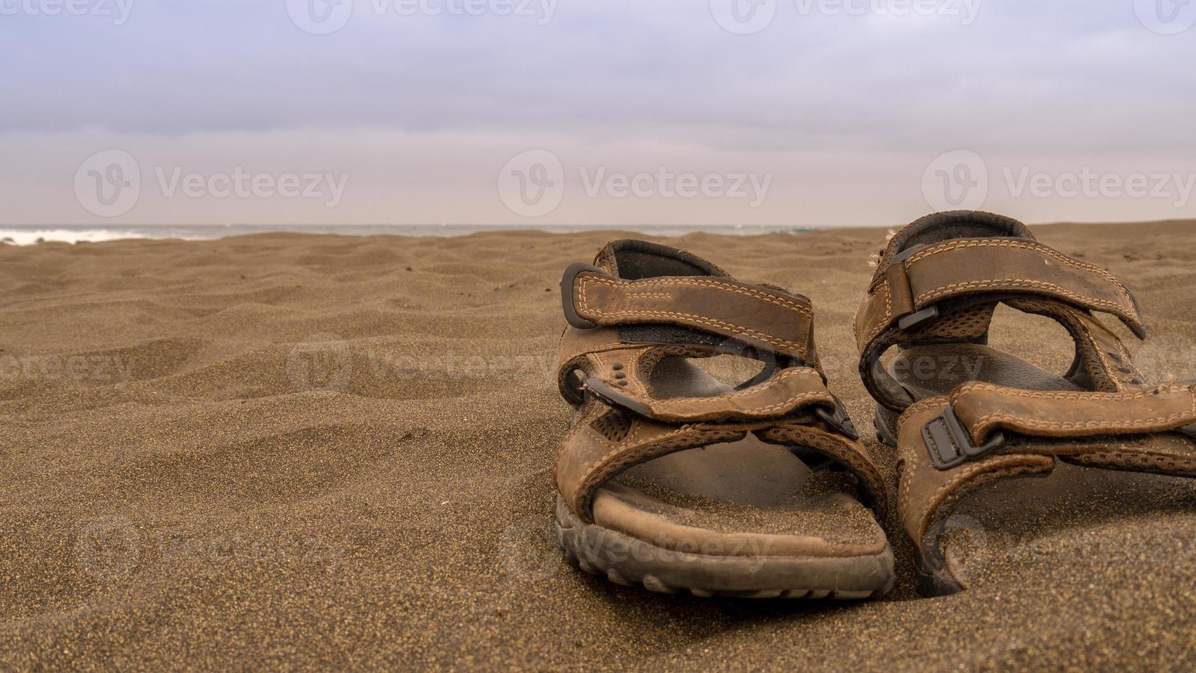 achtergrond sandalen op het strand foto