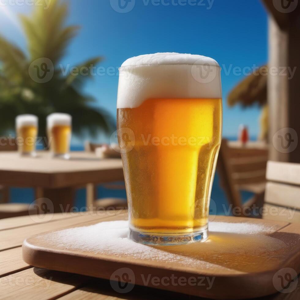 glas van bier Aan de strand Bij zonsondergang. wazig achtergrond. foto