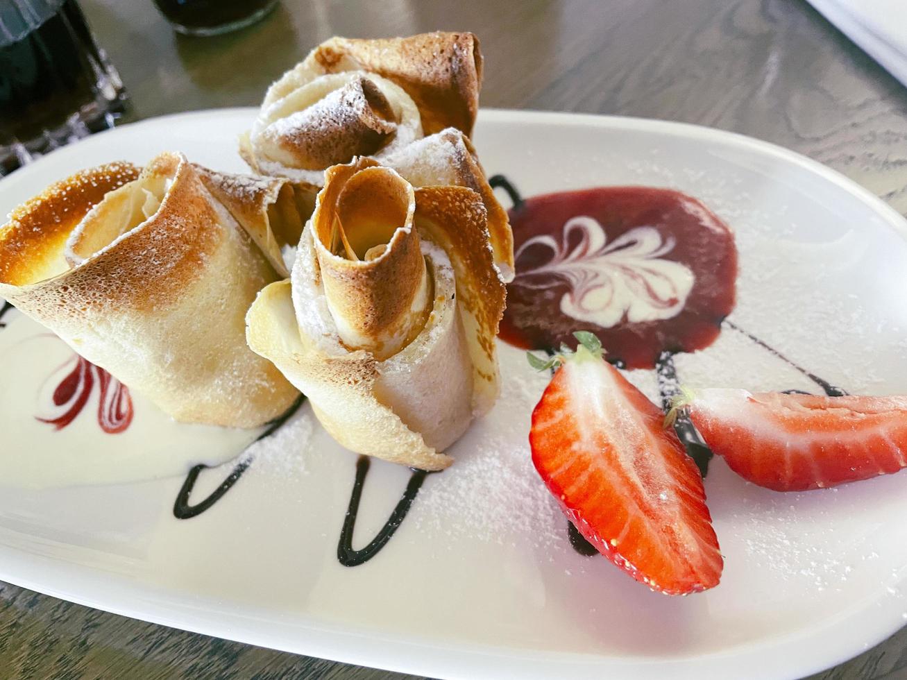 dunne pannenkoeken met verse aardbeien en munt foto