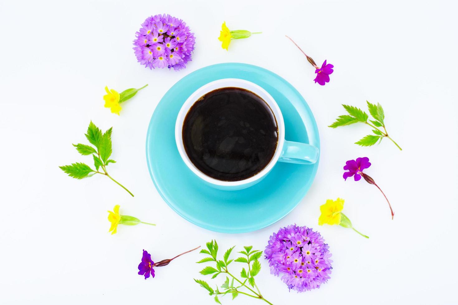 koffie in een blauwe retro beker met bloemen foto