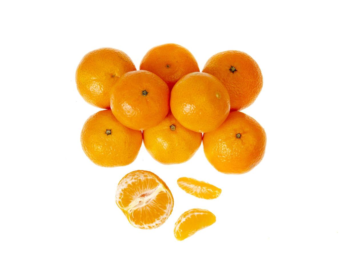 stelletje rijpe oranje clementines geïsoleerd op een witte achtergrond. studio foto