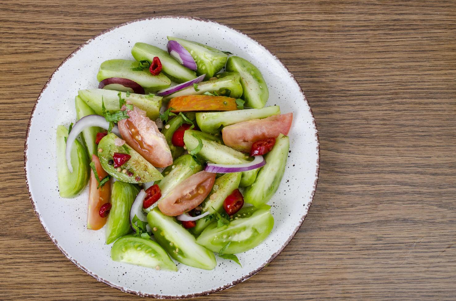 pittig voorgerecht van ingemaakte rode en groene tomaten uit blik foto