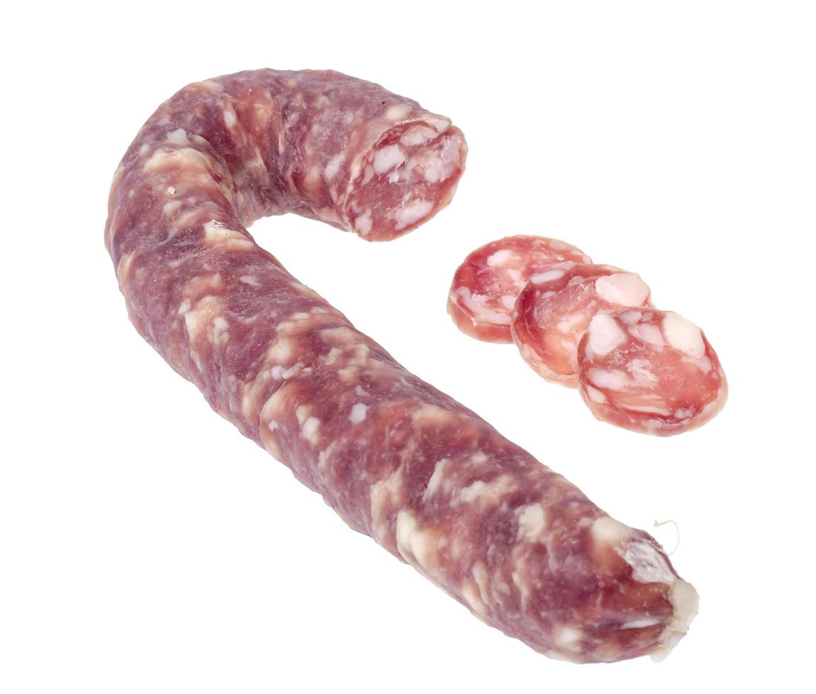zelfgemaakte varkensvlees gedroogde worst op witte achtergrond foto