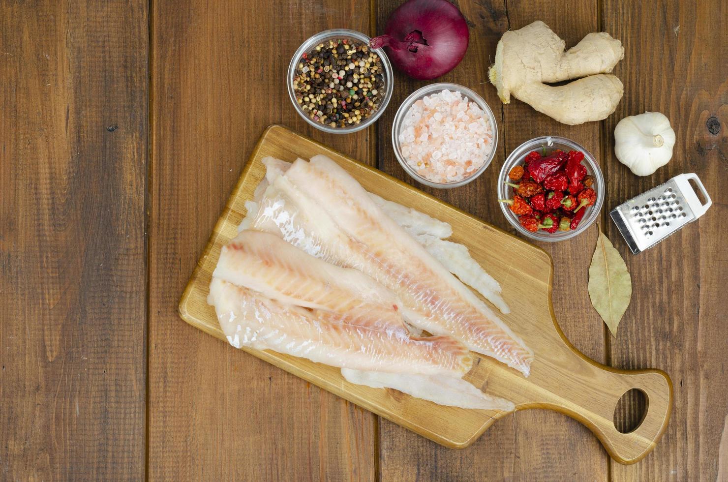 bevroren koolvisfilet. visgerechten koken. studio foto