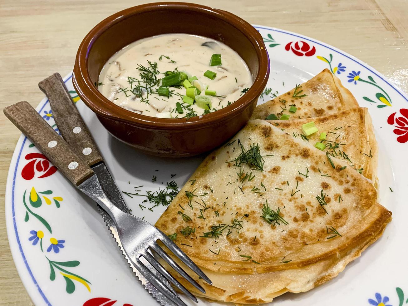 lunchen in café. heerlijke pannenkoeken met champignonsaus foto