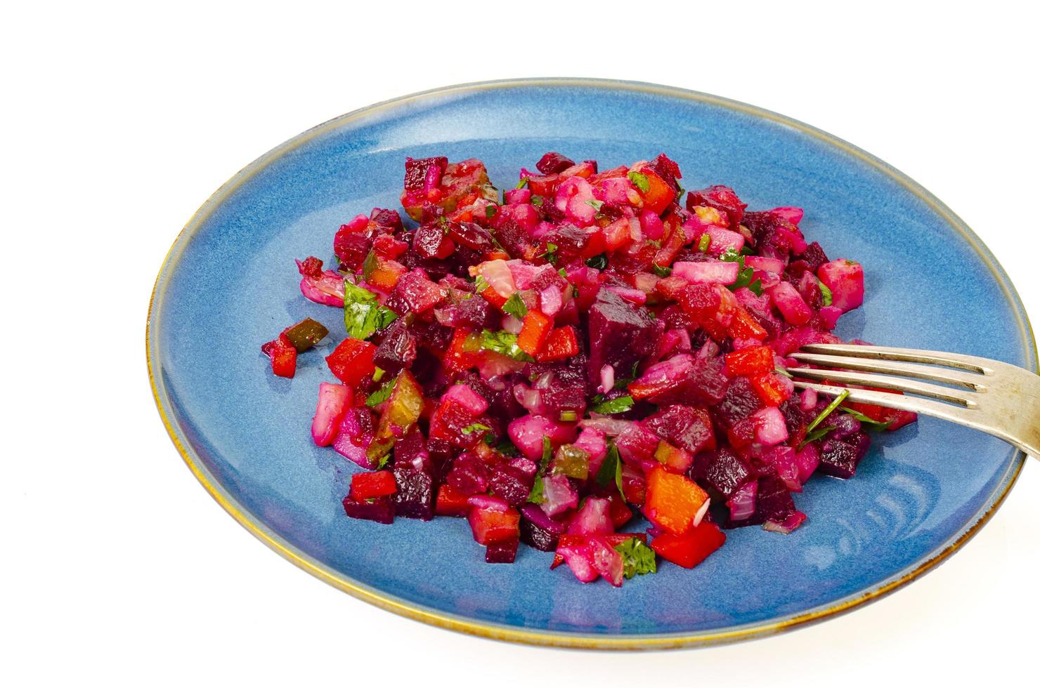 vegetarisch gerecht. salade van gekookte groenten, bieten, wortelen, aardappelen, olijfolie foto