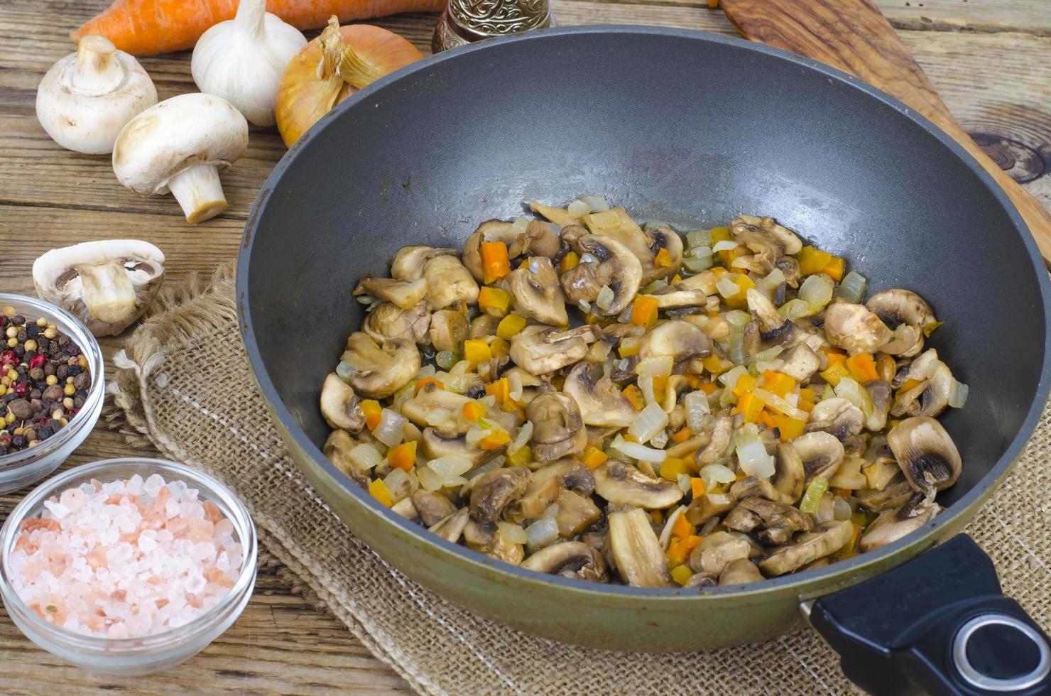 koekenpan met gebakken champignons, vegetarische gerechten foto