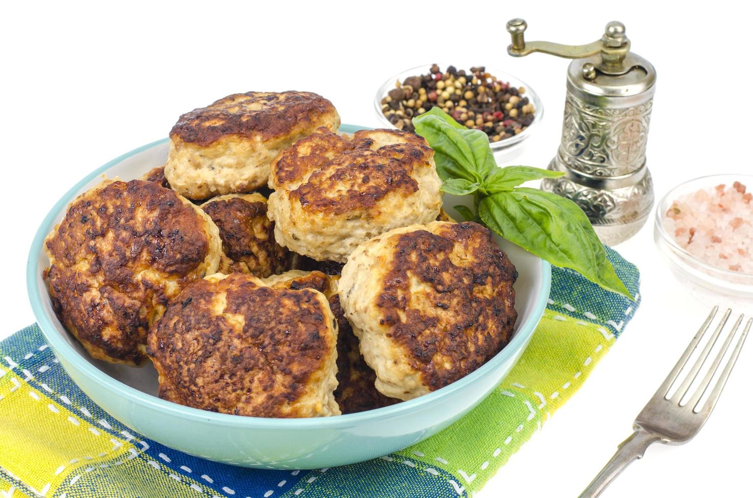 zelfgemaakte schnitzels van gehakt. studiofoto. foto