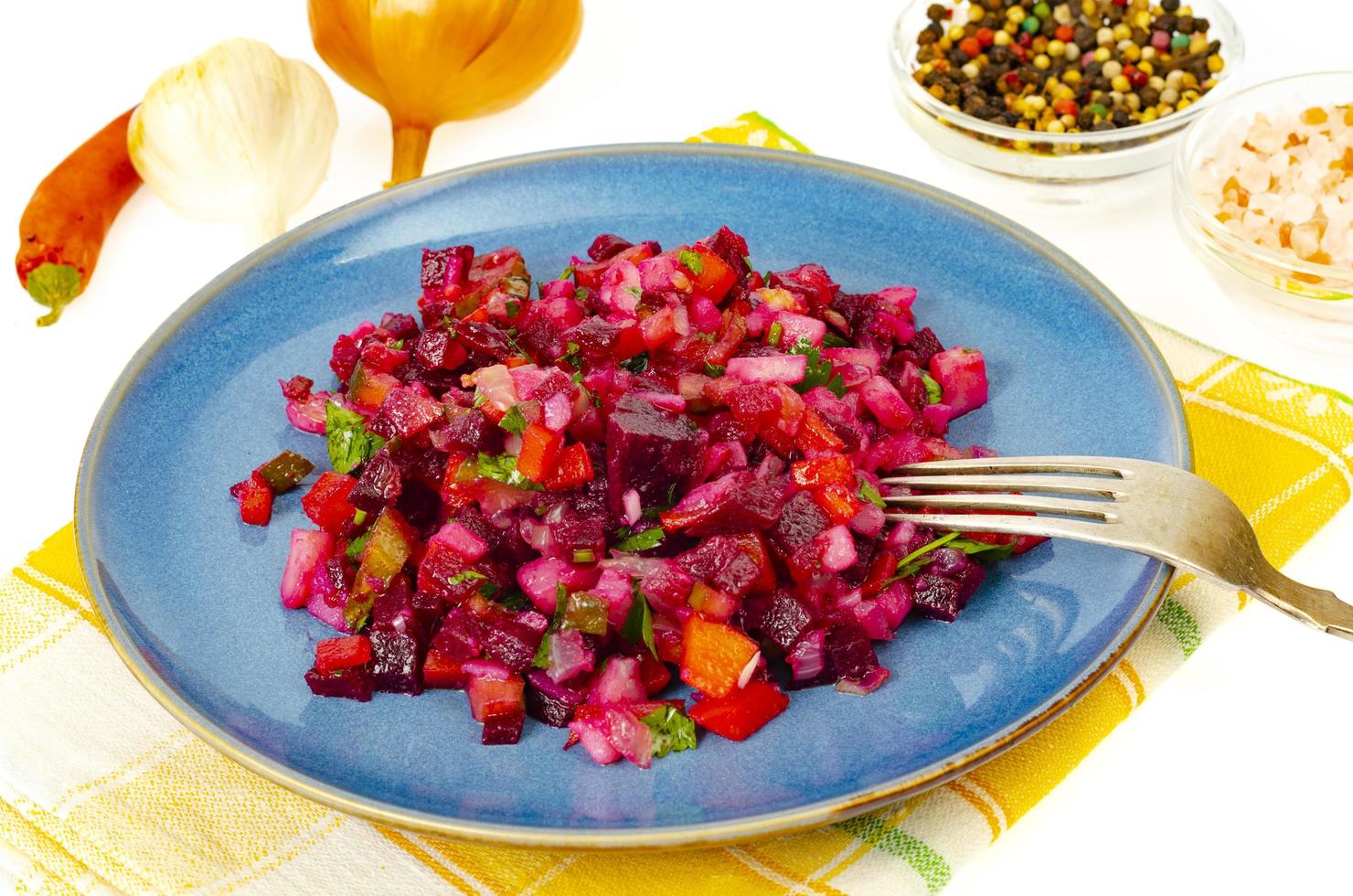 vegetarisch gerecht. salade van gekookte groenten, bieten, wortelen, aardappelen, olijfolie foto