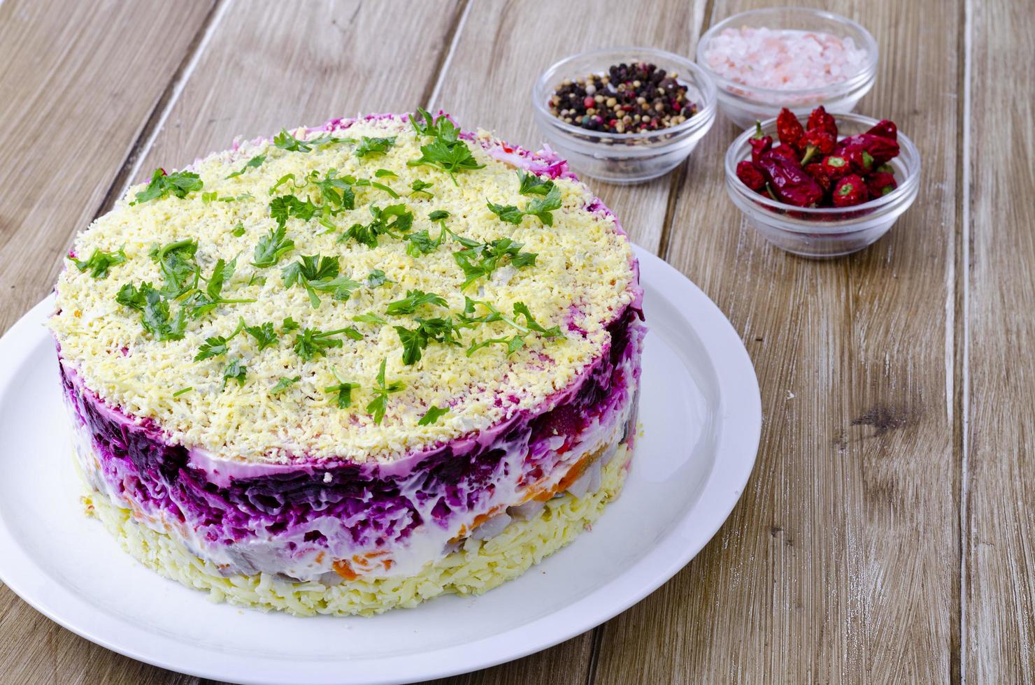 groentesalade met rode biet en ronde haring. studio foto