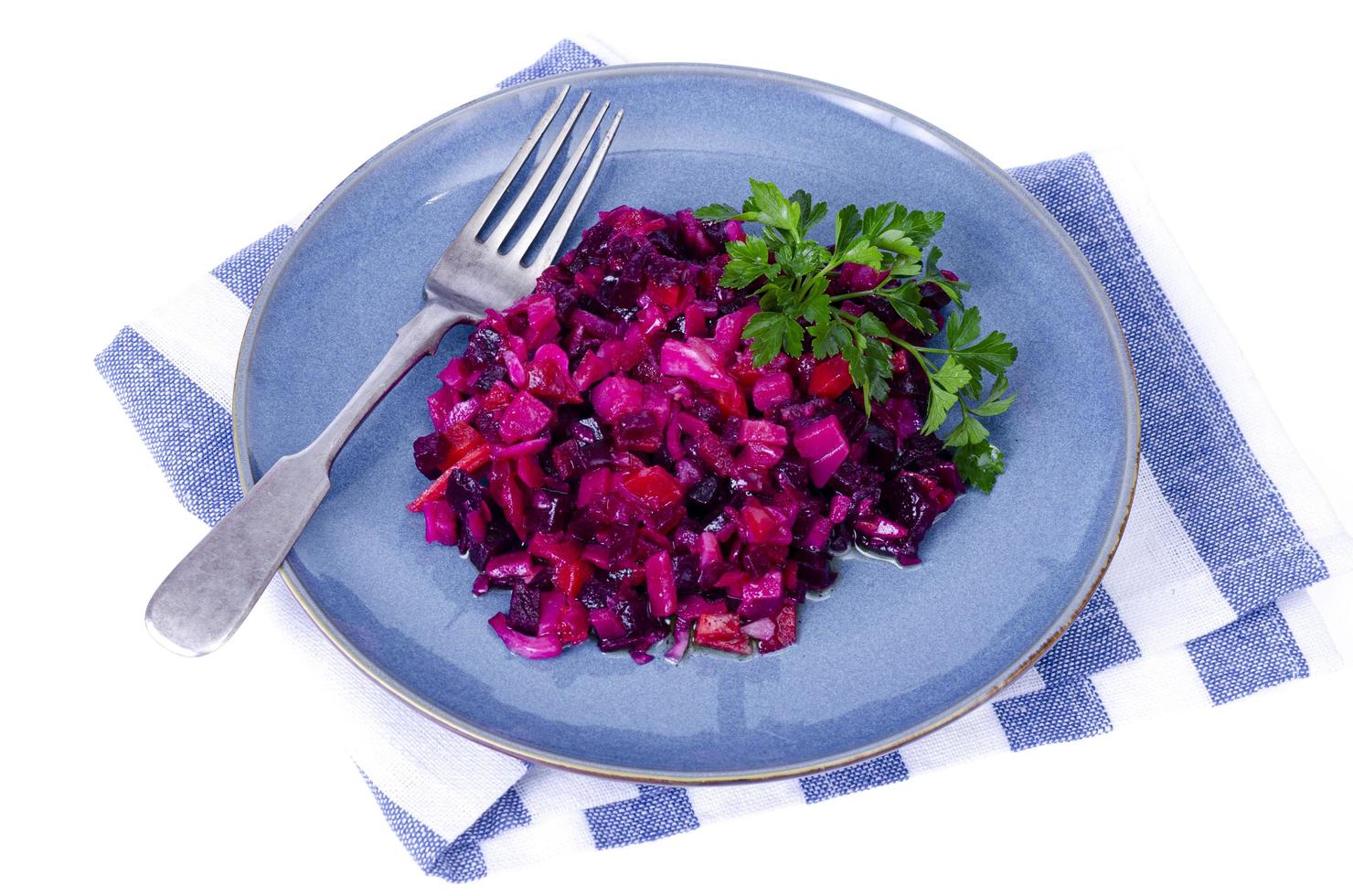 groentesalade van in blokjes gesneden bieten, wortelen en aardappelen met plantaardige olie. studio foto