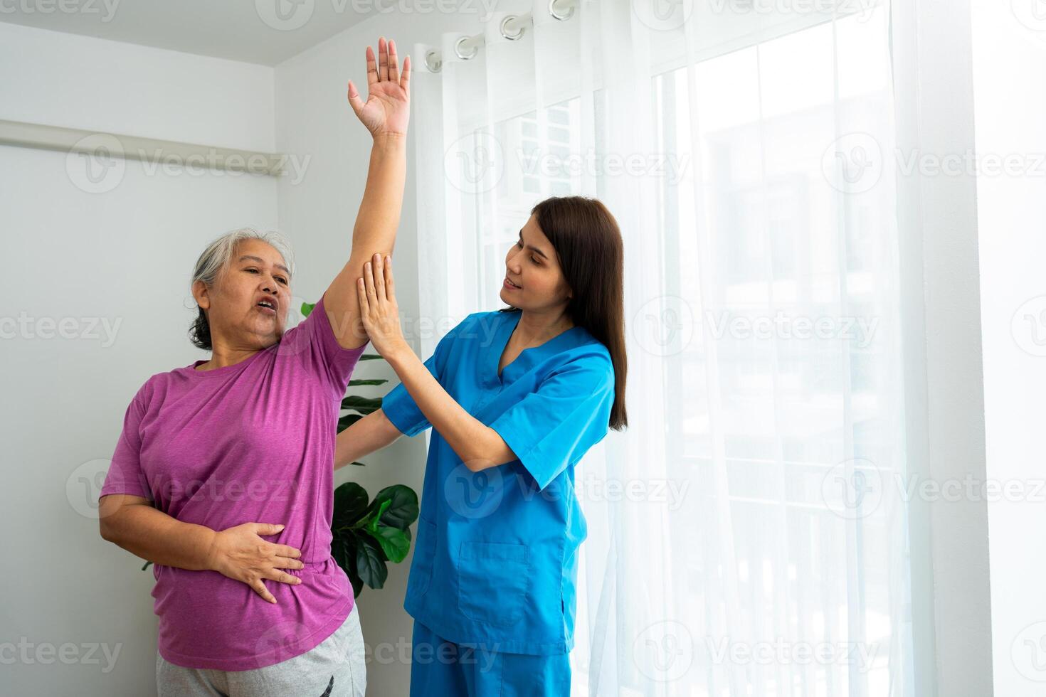 een jong Aziatisch Dames fysiotherapeut verpleging is assisteren een ouderen vrouw oefening uitrekken spieren Bij huis of een premie kliniek voor herstel, concept van fysiek therapie. foto