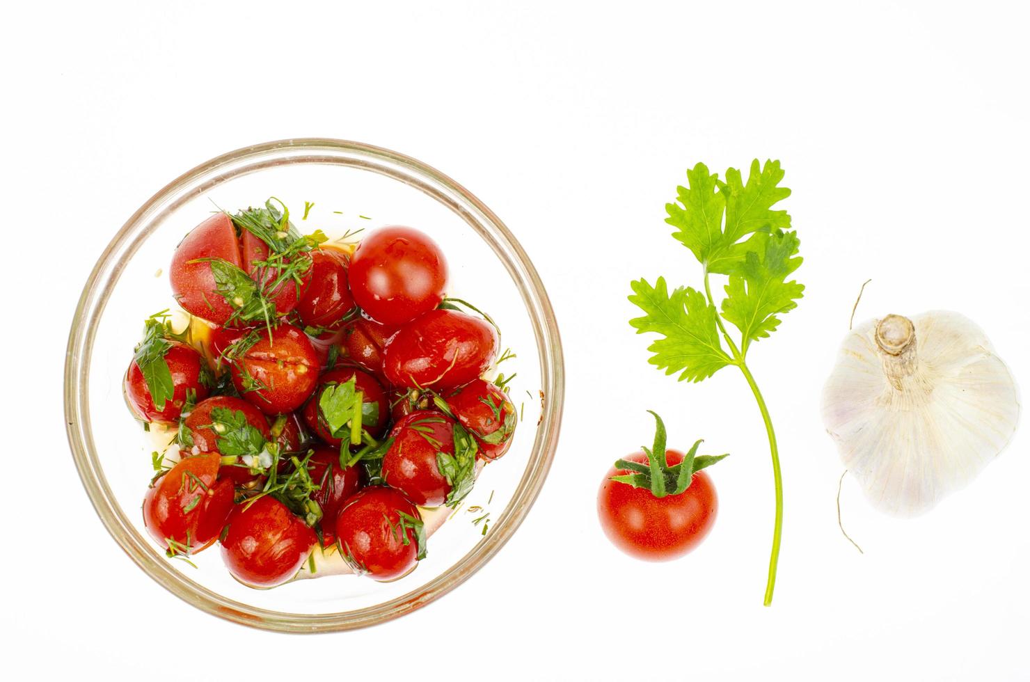 ingelegde tomaten met kruiden en knoflook. studiofoto. foto