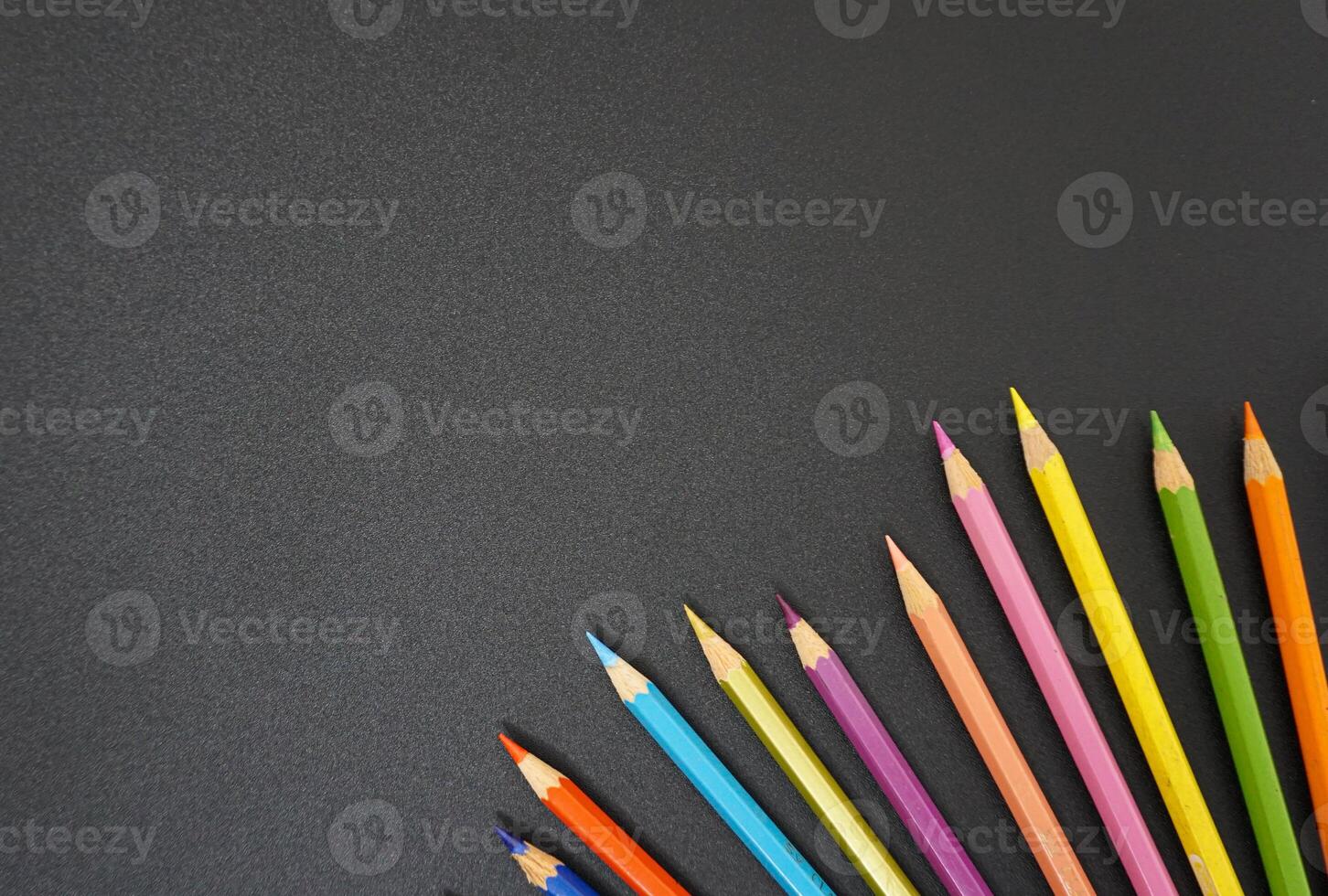 gekleurde potlood Aan zwart achtergrond foto