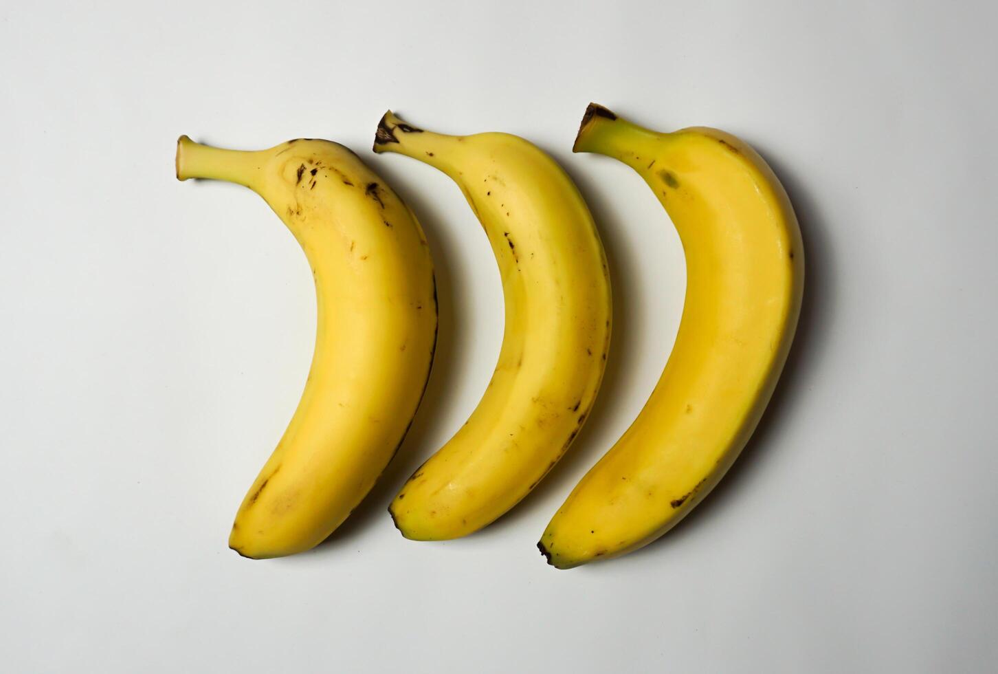 drie bananen Aan een wit achtergrond. foto