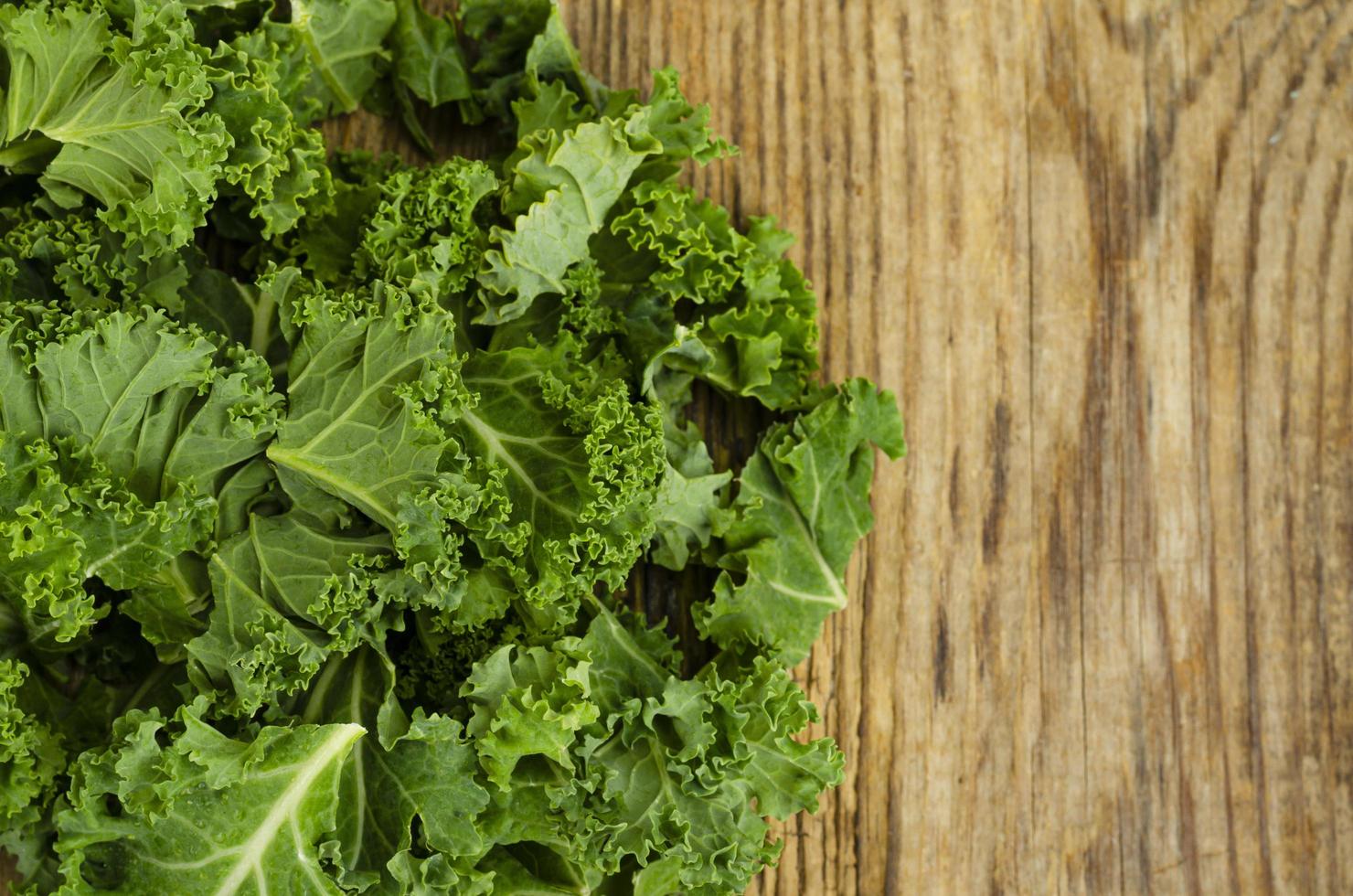 verse groene sabellica bladeren op houten ondergrond, gezonde biologische voeding. foto