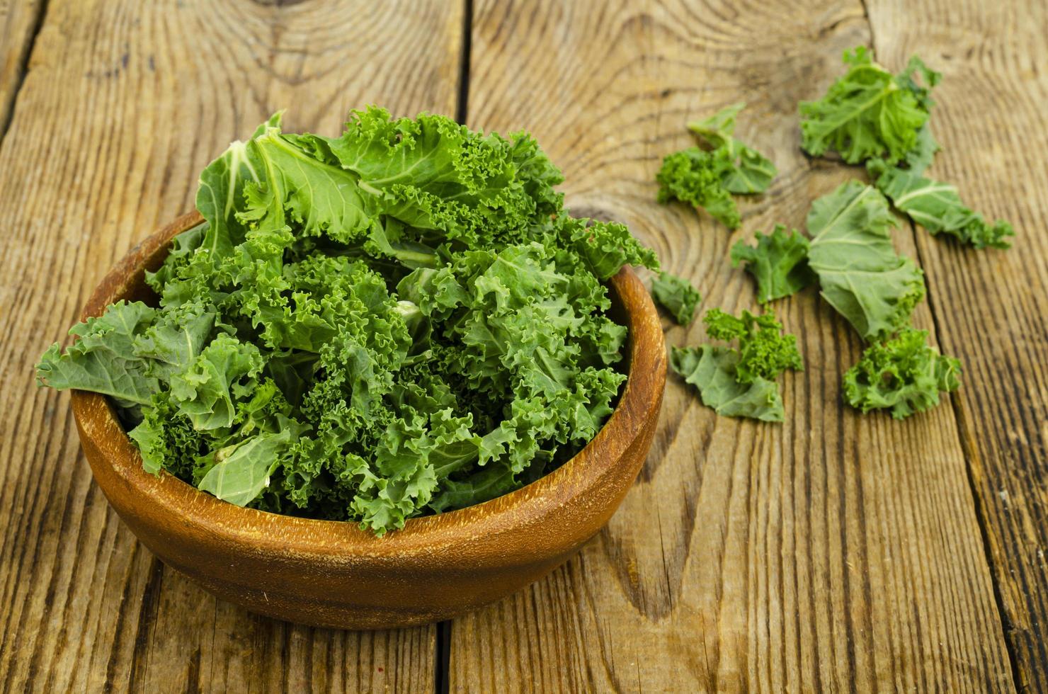 verse groene sabellica bladeren op houten ondergrond, gezonde biologische voeding. foto