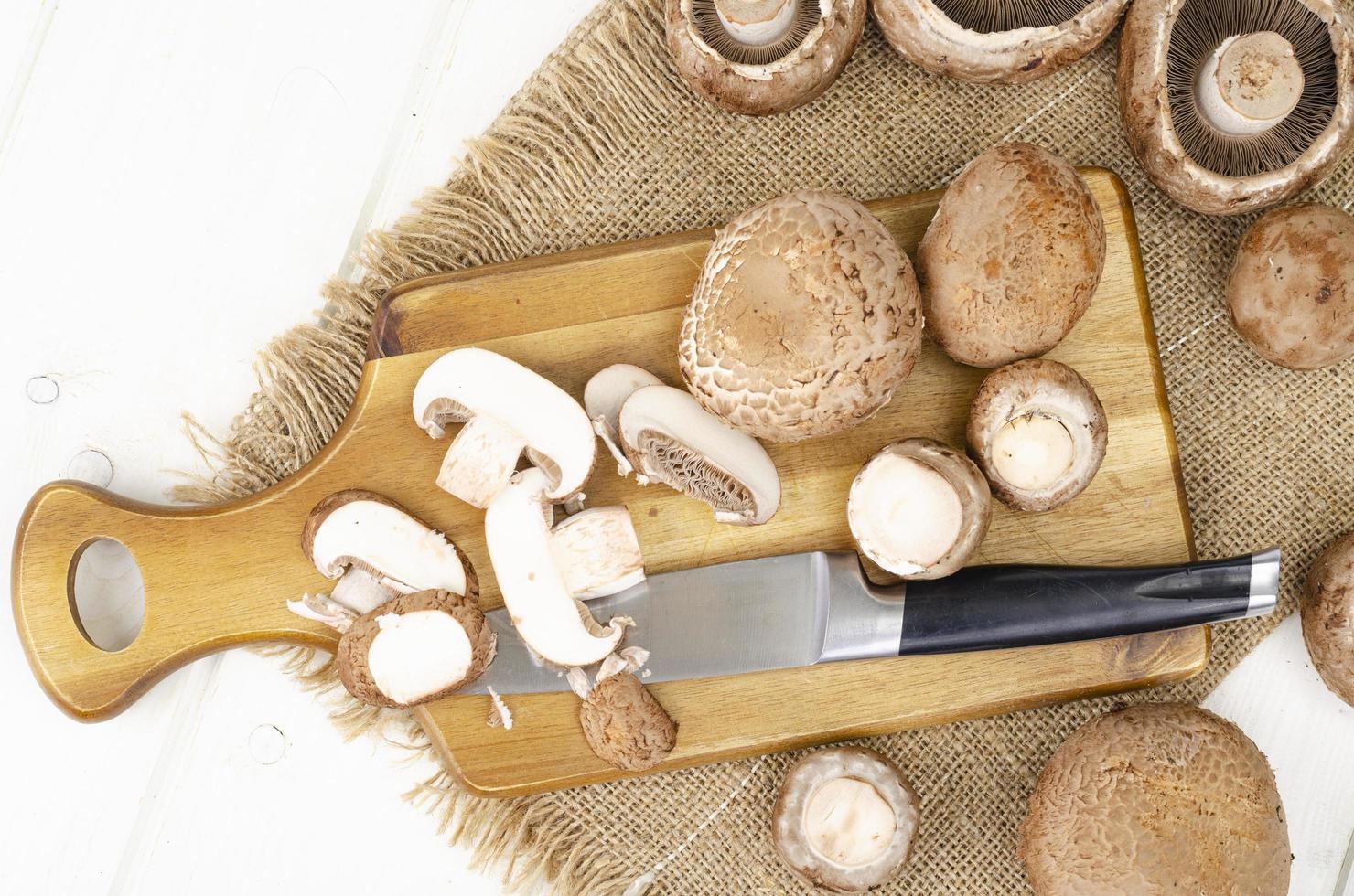 verse bruine gecultiveerde champignons champignons op houten achtergrond. studio foto
