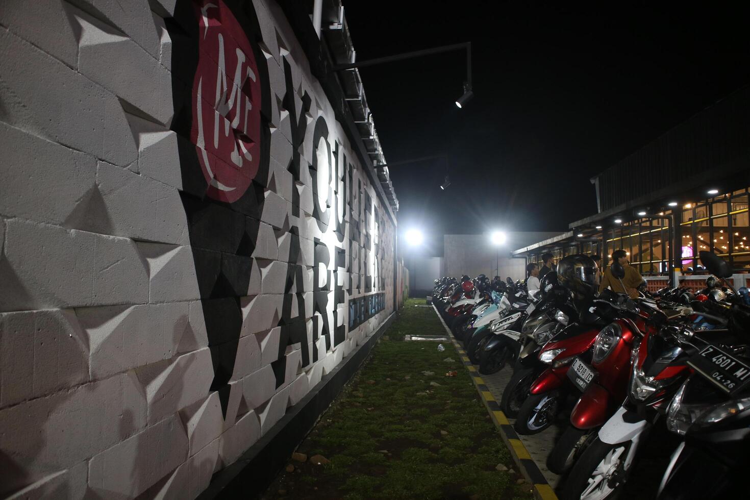 tasikmalaya, west Java, Indonesië. april 07 2024. - foto van de muur muurschildering dat zegt u zijn hier in de mie gacoan restaurant parkeren veel