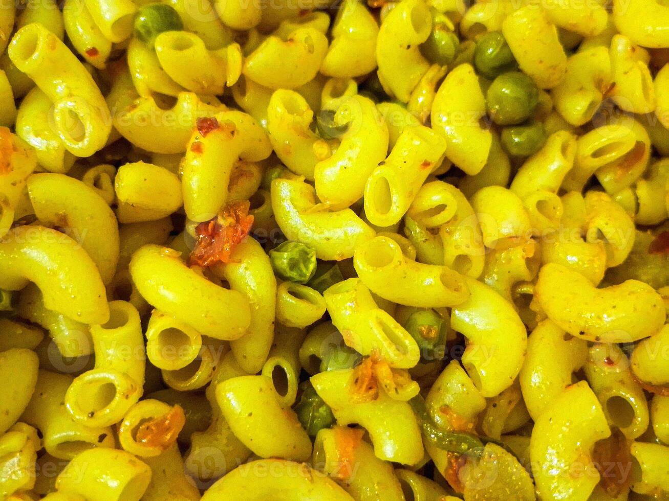 heerlijk macroni pasta huis gemaakt met groenten gekookt en geserveerd net zo een maaltijd. - marconi pasta Koken foto