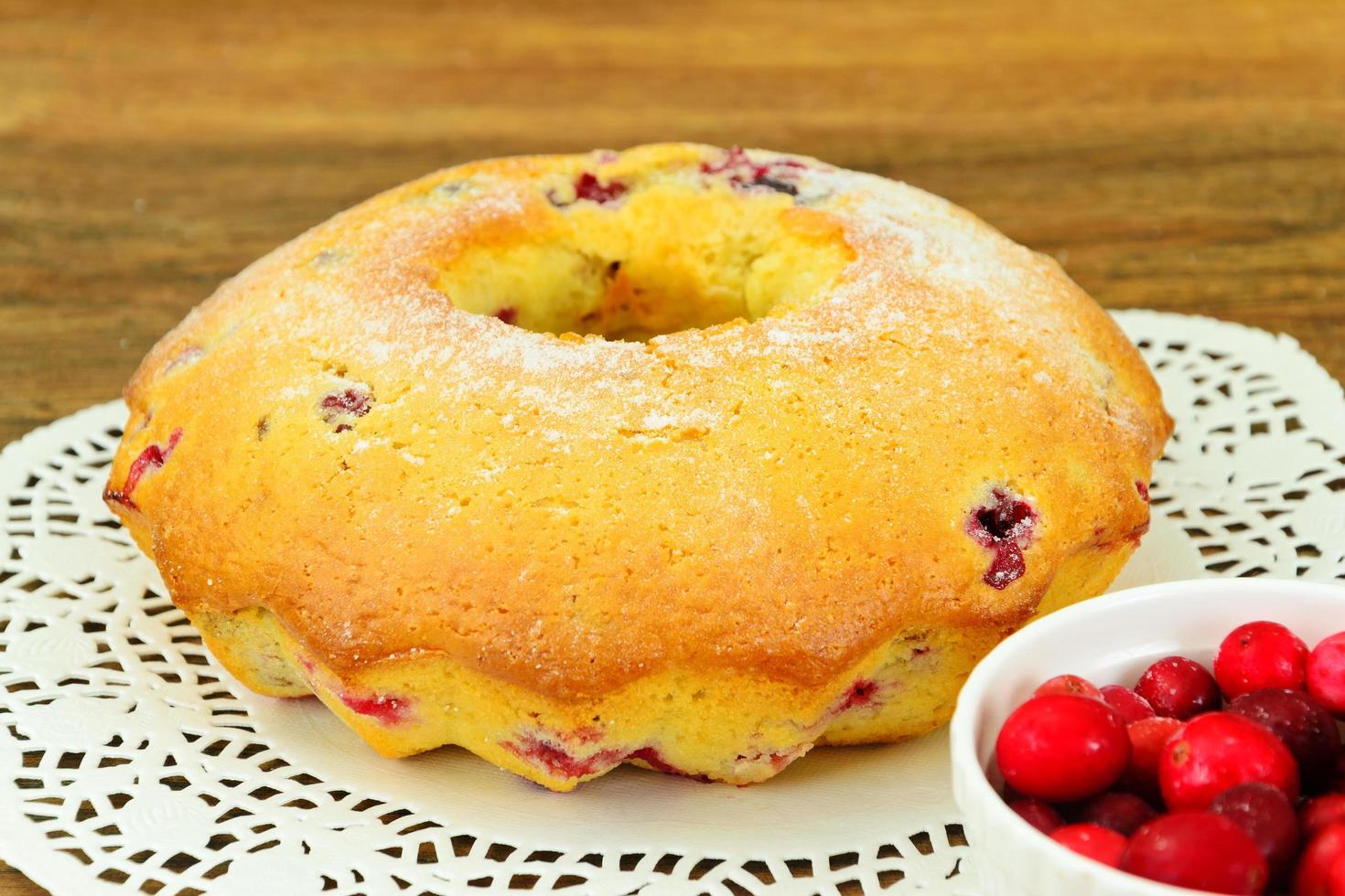 heerlijke cake met rozijnen en veenbessen foto