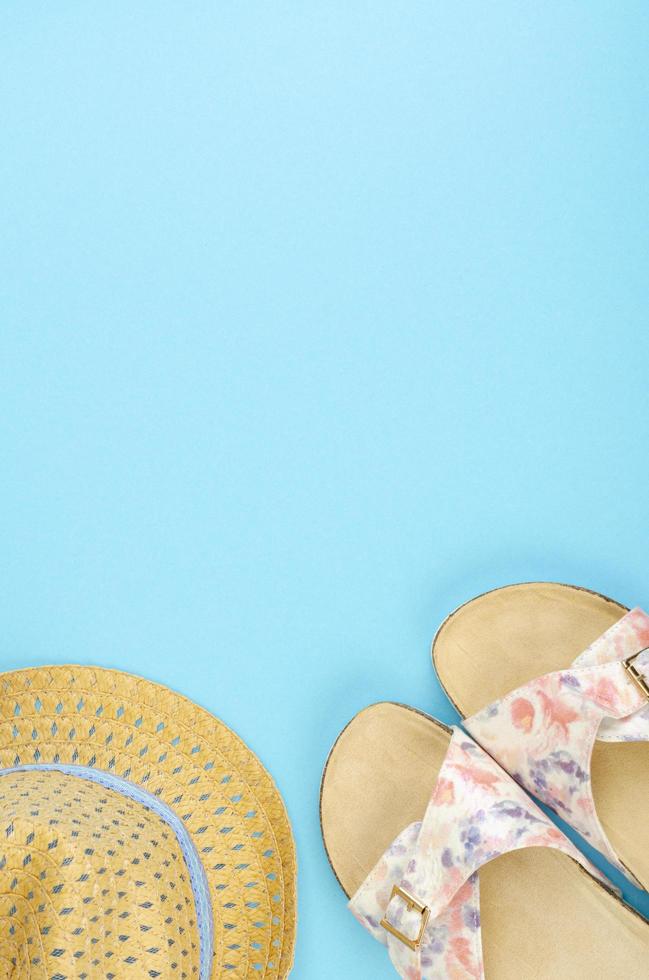 zomersamenstelling van hoeden en schoenen op lichte achtergrond foto