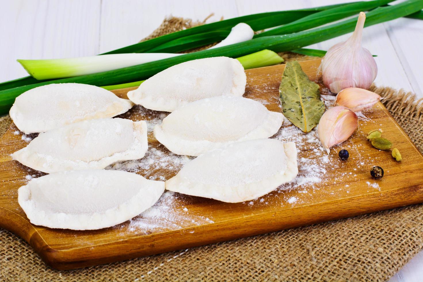 zelfgemaakte dumplings, russische pelmeni foto