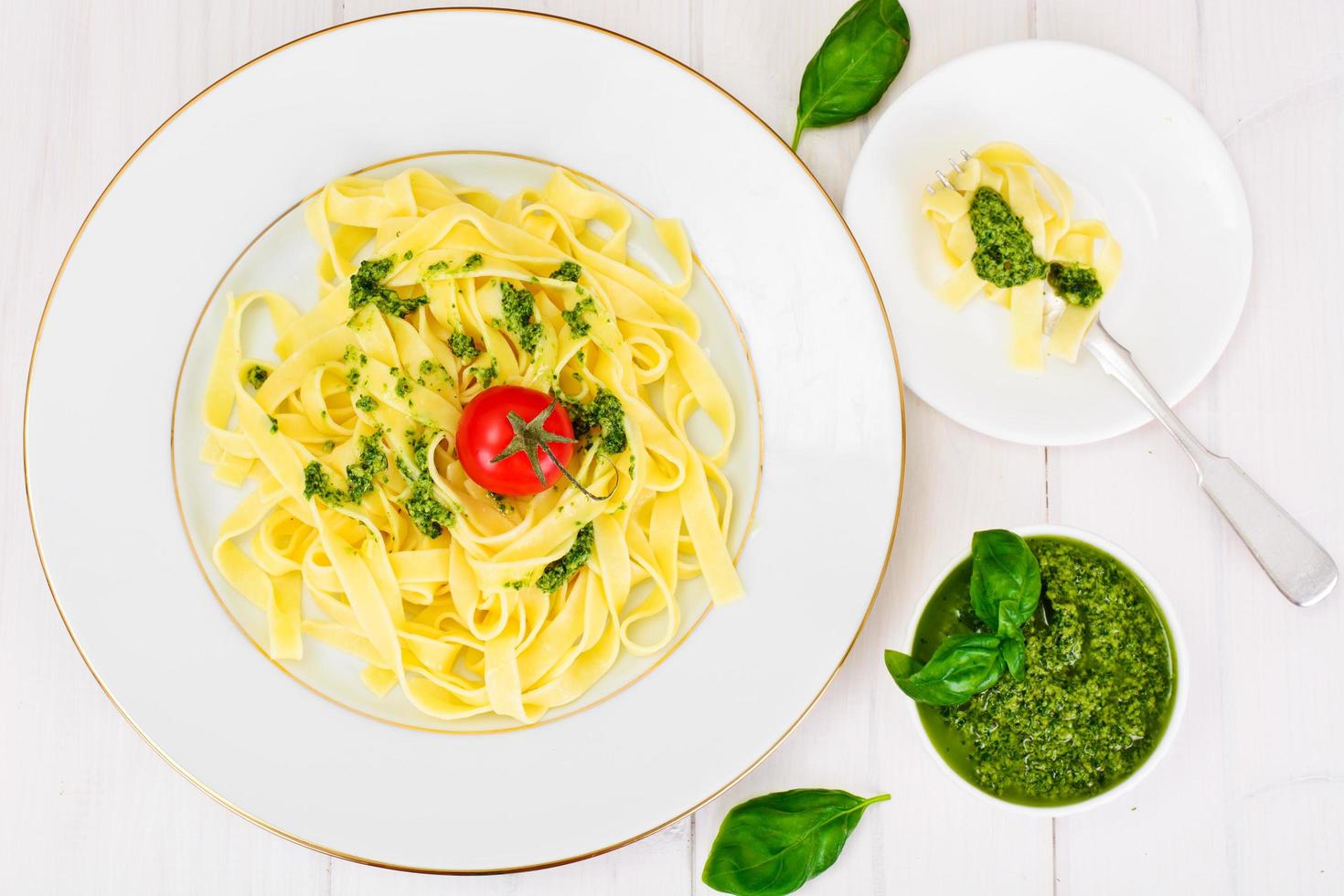 fettuccine en tagliatelle met basilicumpesto foto