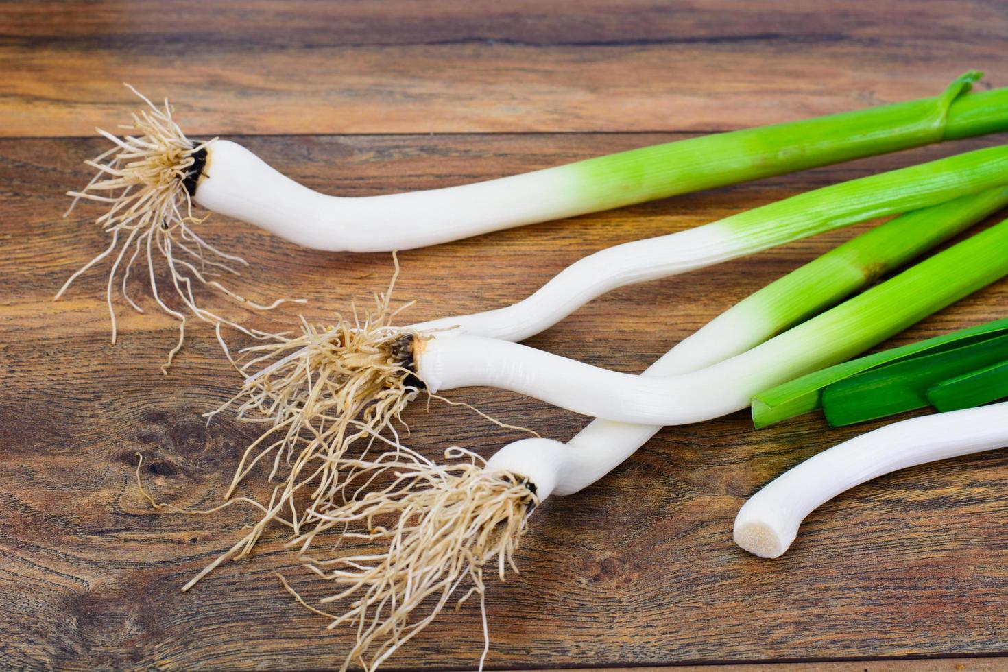 jonge knoflook op een houten ondergrond foto