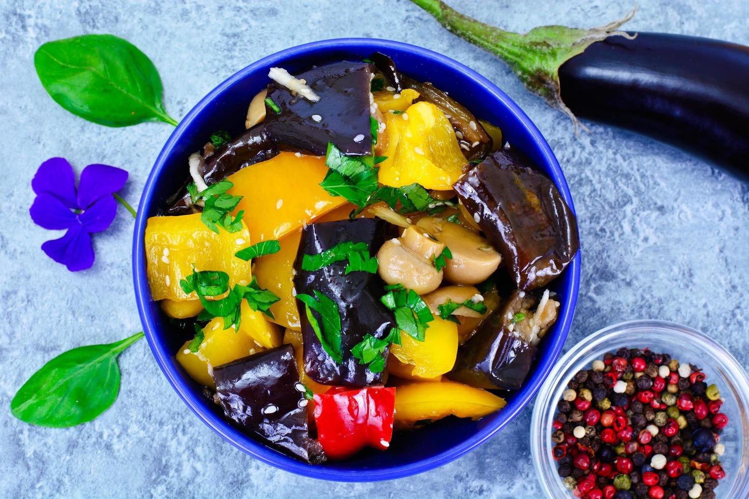 Auberginesalade Met Paprika foto