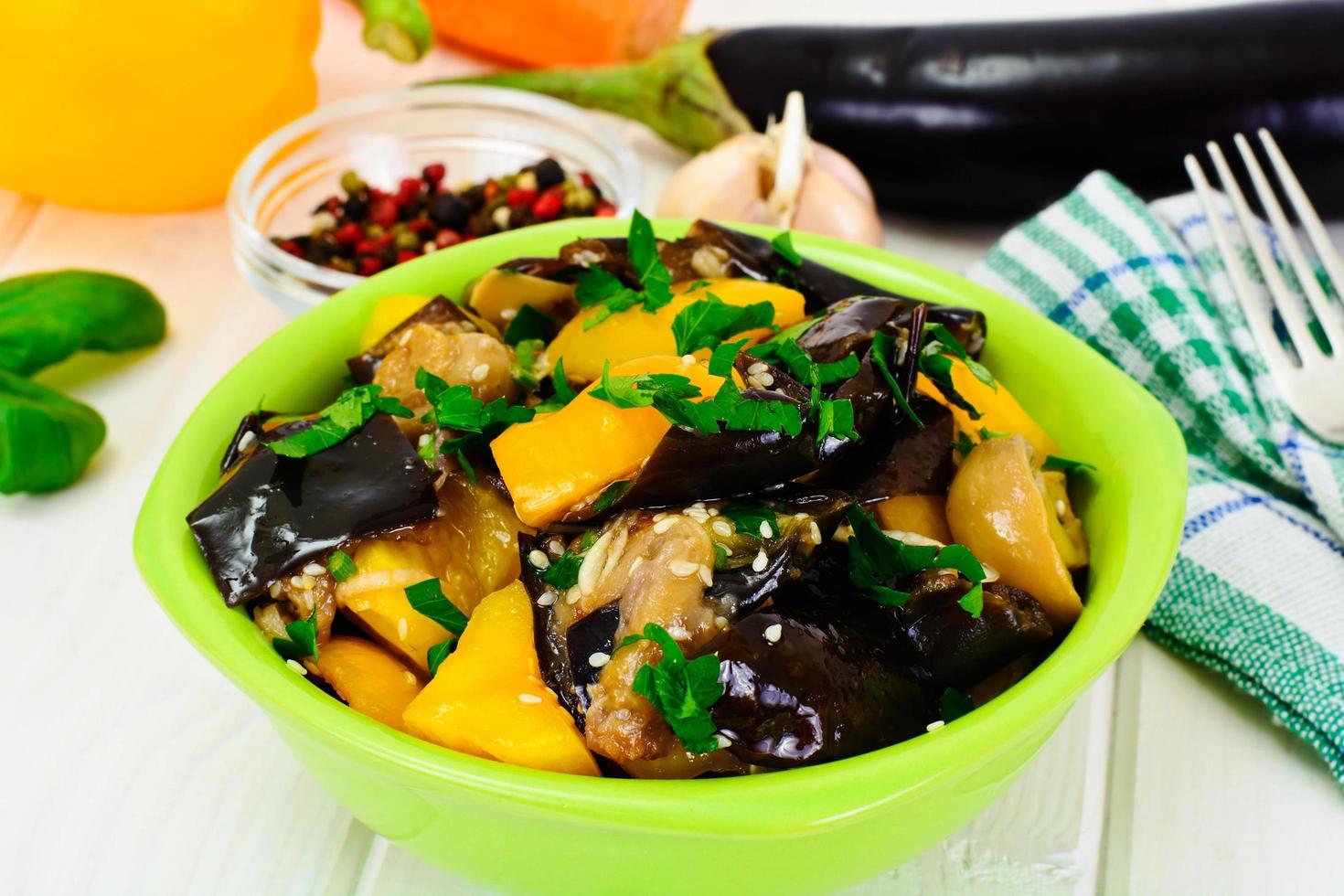 Auberginesalade Met Paprika foto