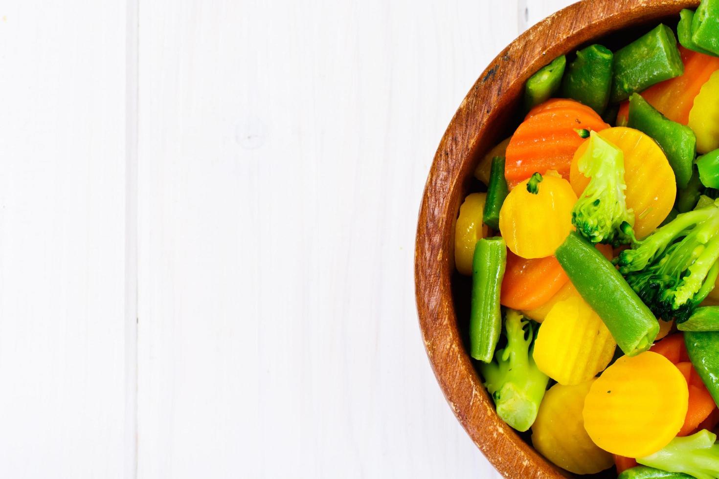 gestoomde groenten aardappelen, wortelen, bloemkool, broccoli foto