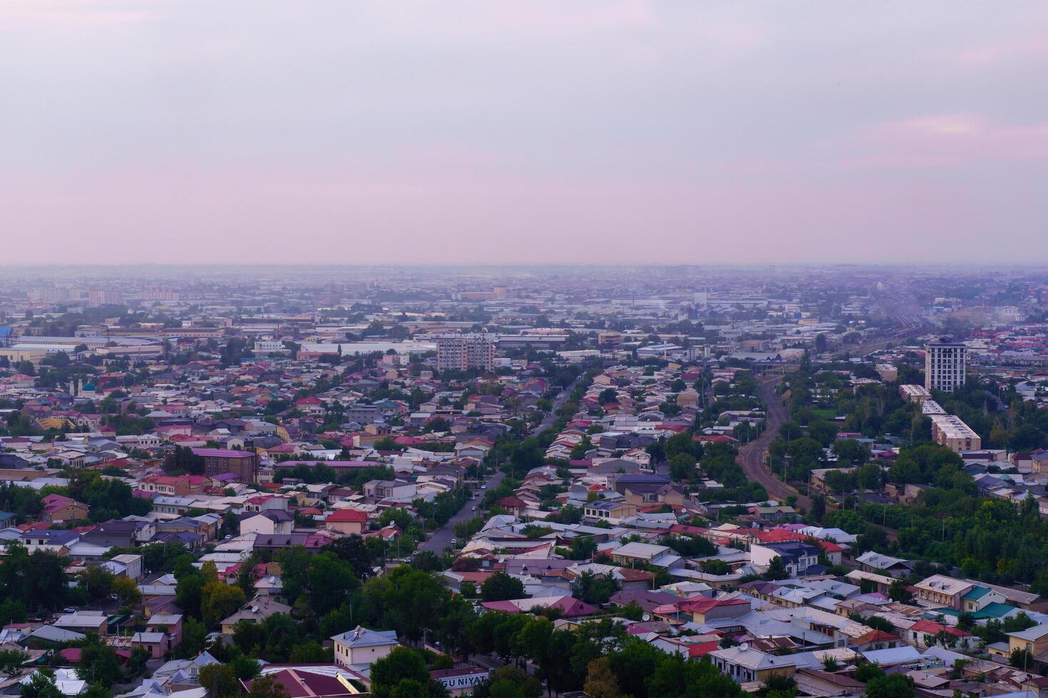 Oezbekistan, Tasjkent - september 29, 2023 top visie van de observatie dek Aan de Tasjkent TV toren naar de centraal een deel van de stad gedekt met smog Bij zonsondergang . lucht vervuiling. foto