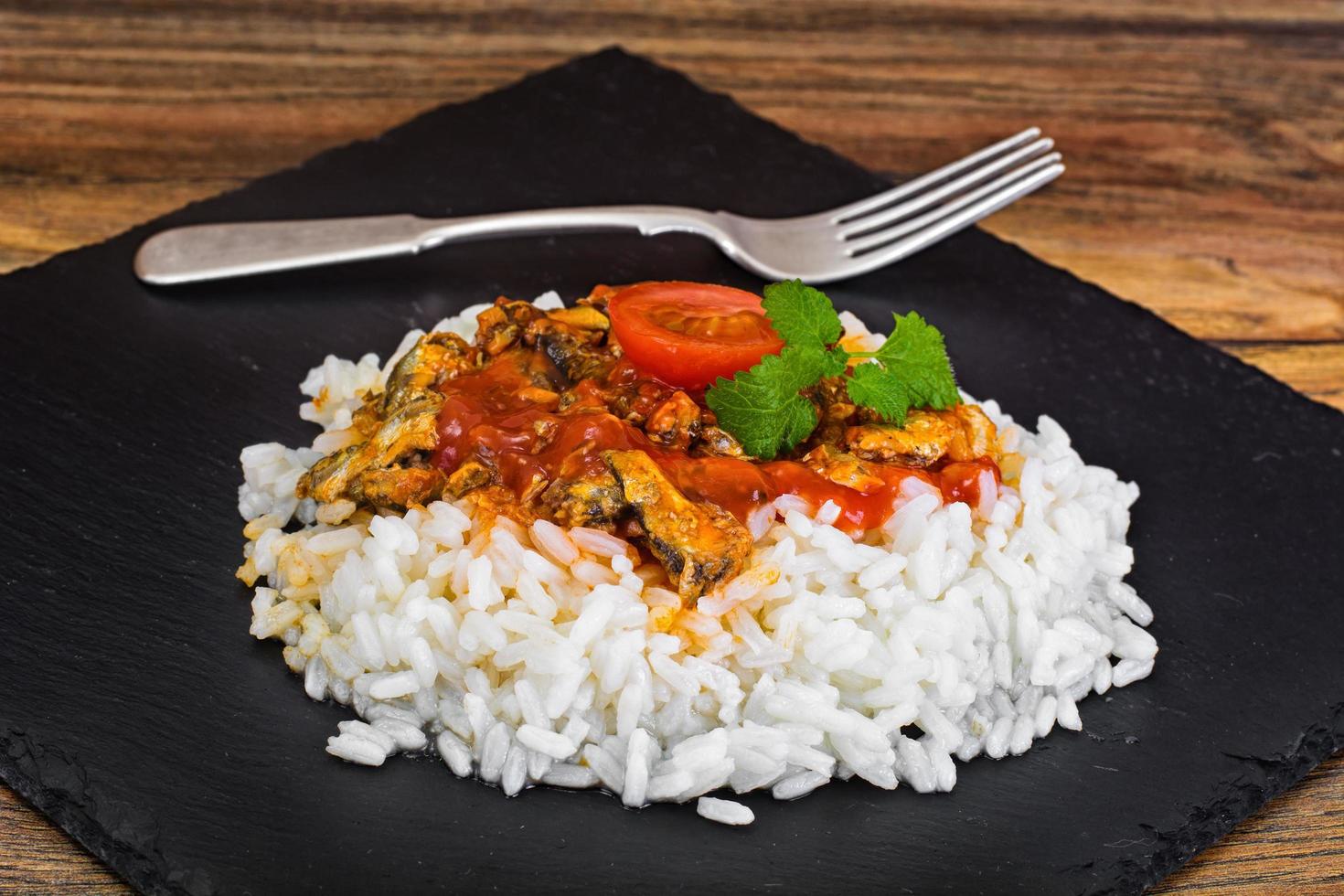 rijst met ingeblikte vis in tomatensaus foto